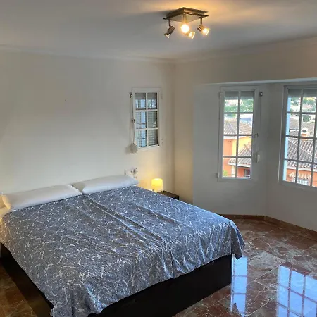 Villa With A Big Garden And Heated Pool Málaga
