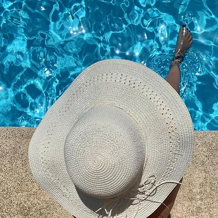 With A Big Garden And Heated Pool *